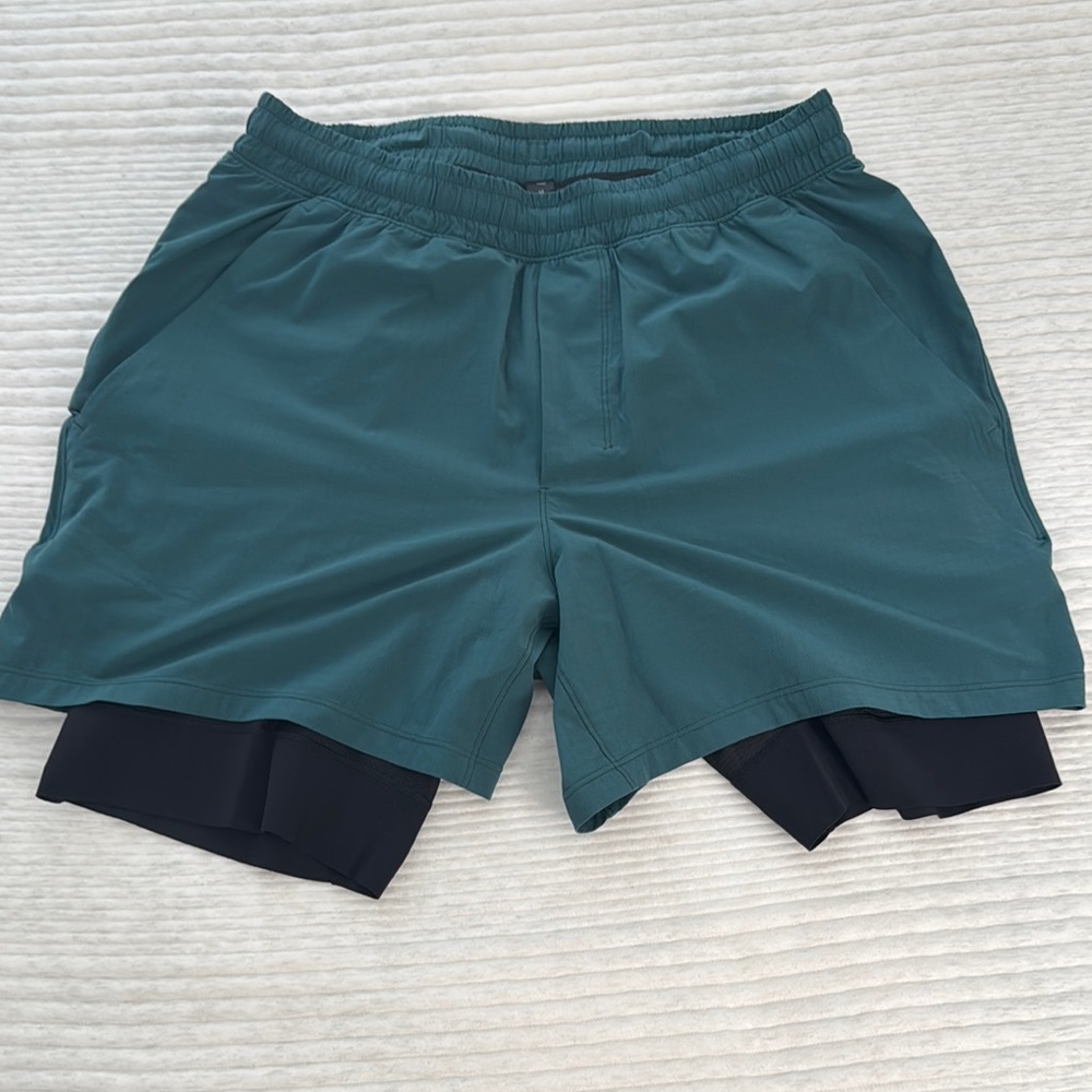 Men's Lululemon Teal and Black Athletic Shorts w liner, 5 inch.  Size M